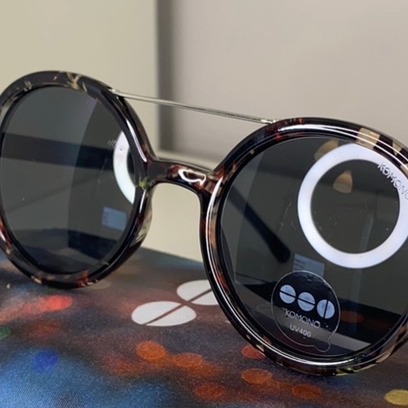 COPY - Komono Vivien Fern New Sunglasses floral round frame.
No case. main image 7